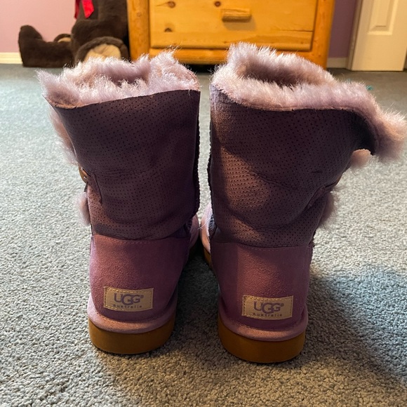 Ugg Bailey button lavender. Size 7 - Picture 3 of 5